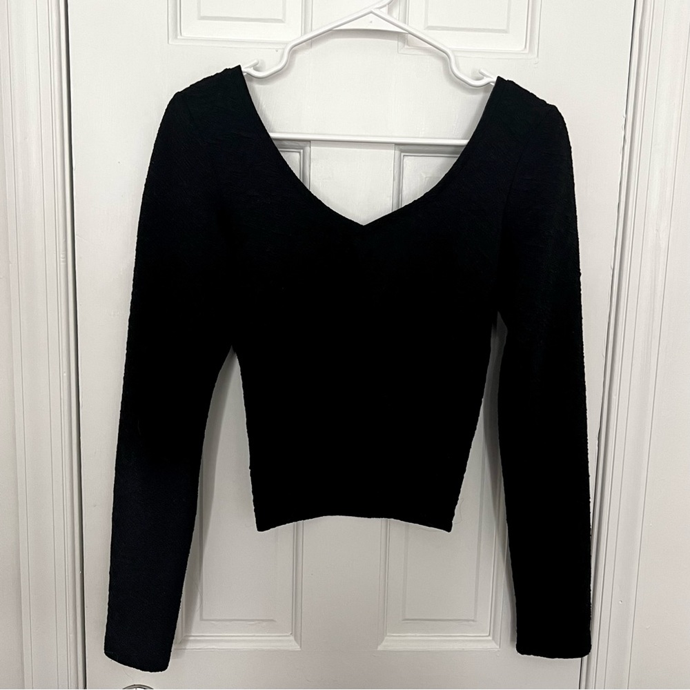 Vneck long sleeve crop top, black v neck v-neck textured faux floral lace design